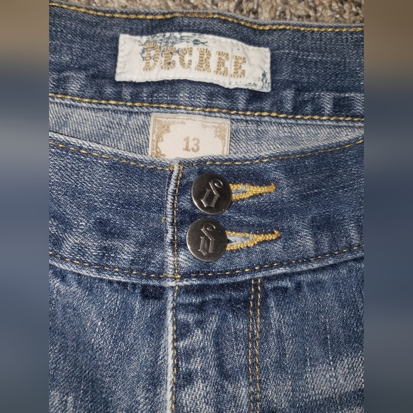 Decree | Distressed Button-up Mid-Length Bermuda Jean Shorts - Picture 2 of 5